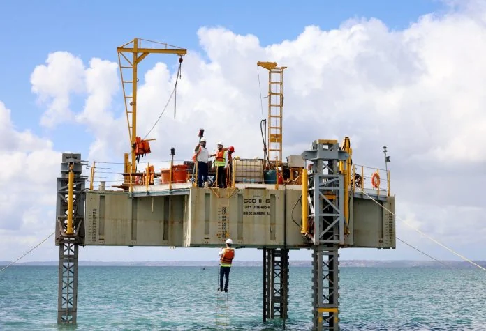 Plataforma e trabalhadores na sondagem em águas rasas do projeto da Ponte Salvador–Itaparica, na Baía de Todos-os-Santos, em 2024.