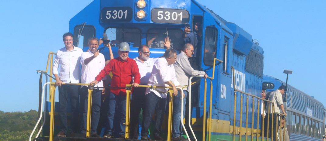 Autoridades sobre uma locomotiva da Transnordestina durante a entrega de trechos da ferrovia, em 2026